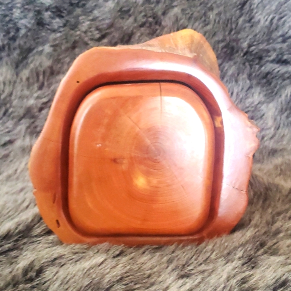 VINTAGE 1980'S FOLK ART HAND CARVED WOODEN CEDAR PUZZLE/JEWELRY BOX